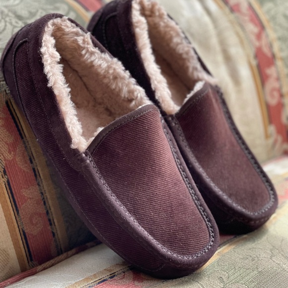 Ugg Men’s Ascot Corduroy Driver Slippers Size 8
N10-13 - Picture 2 of 5